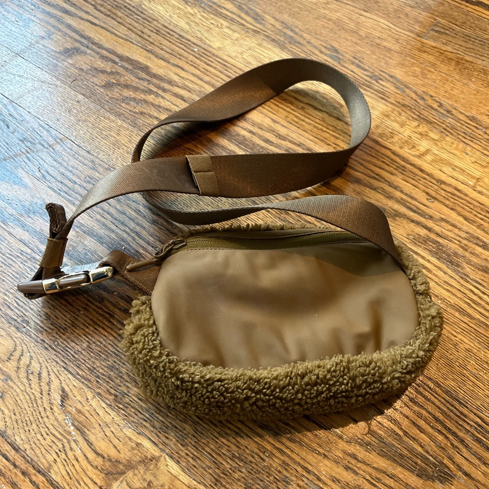 Lululemon Everywhere Brown Sherpa Belt Bag - Picture 4 of 5